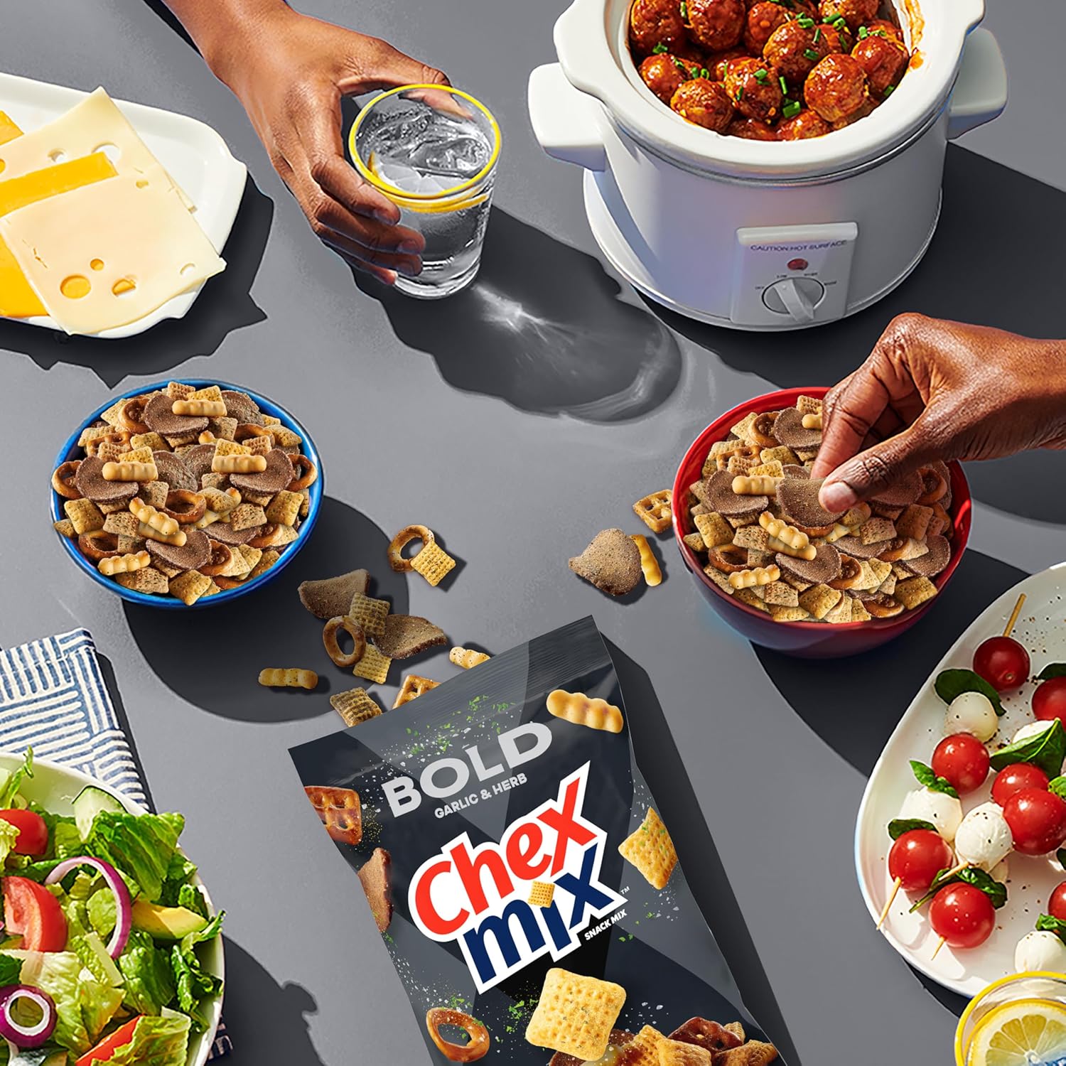 Chex Mix Bold Garlic and Herb Snack Mix – Savory Hostess Gift for Holiday Parties and Housewarmings, 13.5 oz