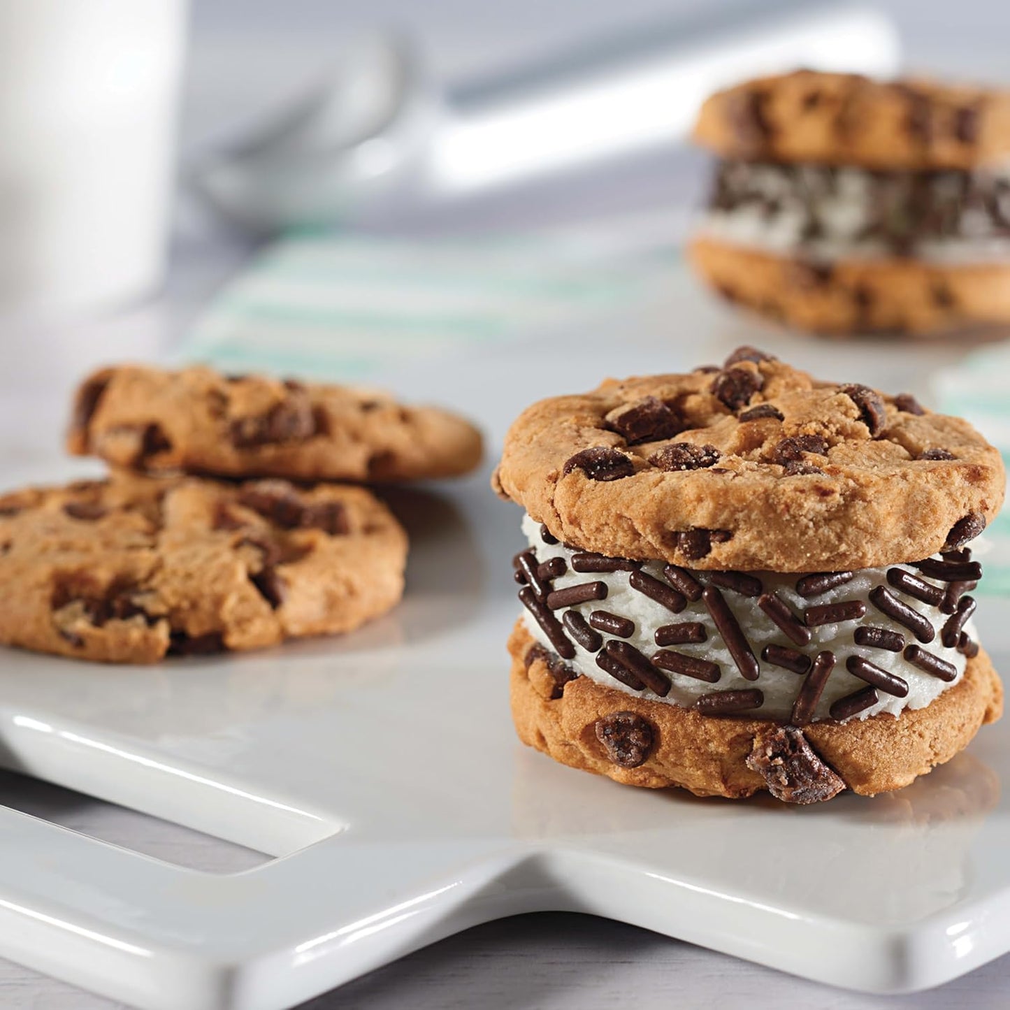 CHIPS AHOY! Chunky Chocolate Chip Cookies Party Size – Office Break Room Snack for Team Meetings, 24.75 oz